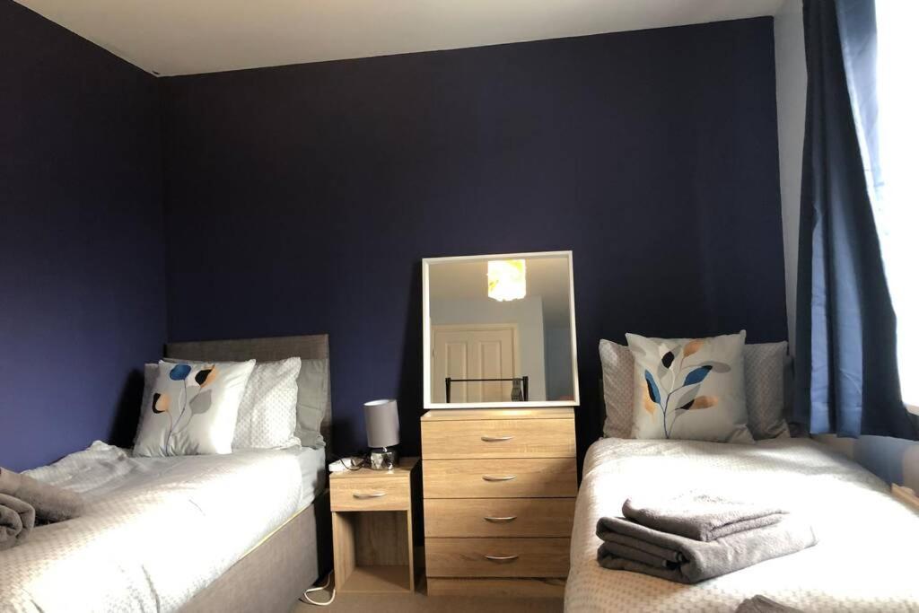 Dudley House **Staycation & Contractors** Sleeps 7 Типтън Екстериор снимка