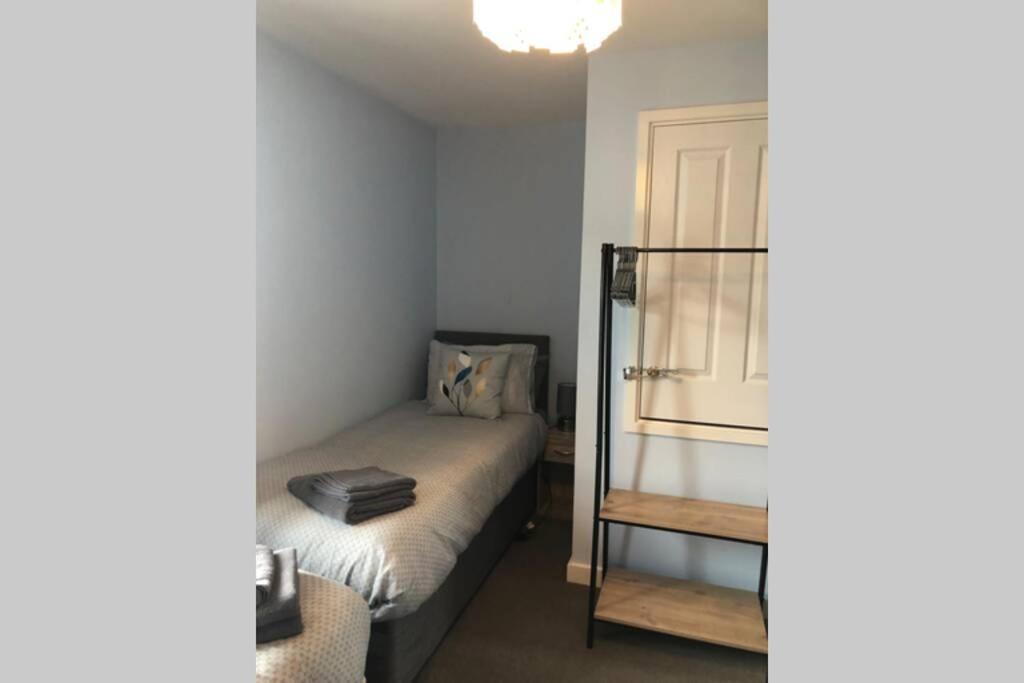 Dudley House **Staycation & Contractors** Sleeps 7 Типтън Екстериор снимка