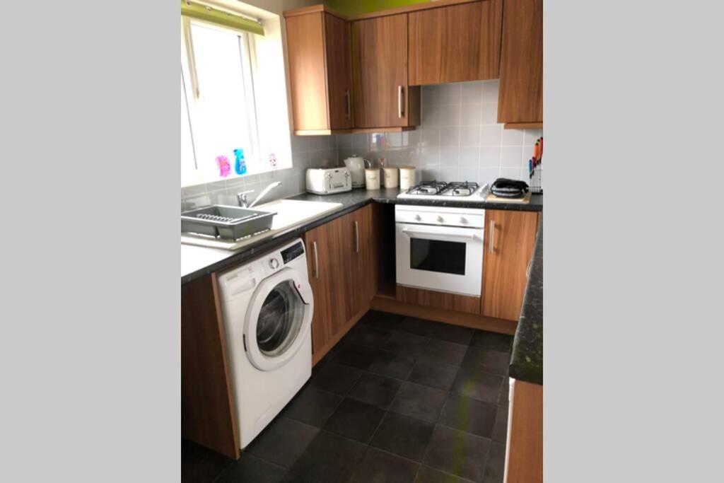 Dudley House **Staycation & Contractors** Sleeps 7 Типтън Екстериор снимка